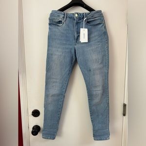 NWT! Frame Le One Skinny jeans.
Size: 2